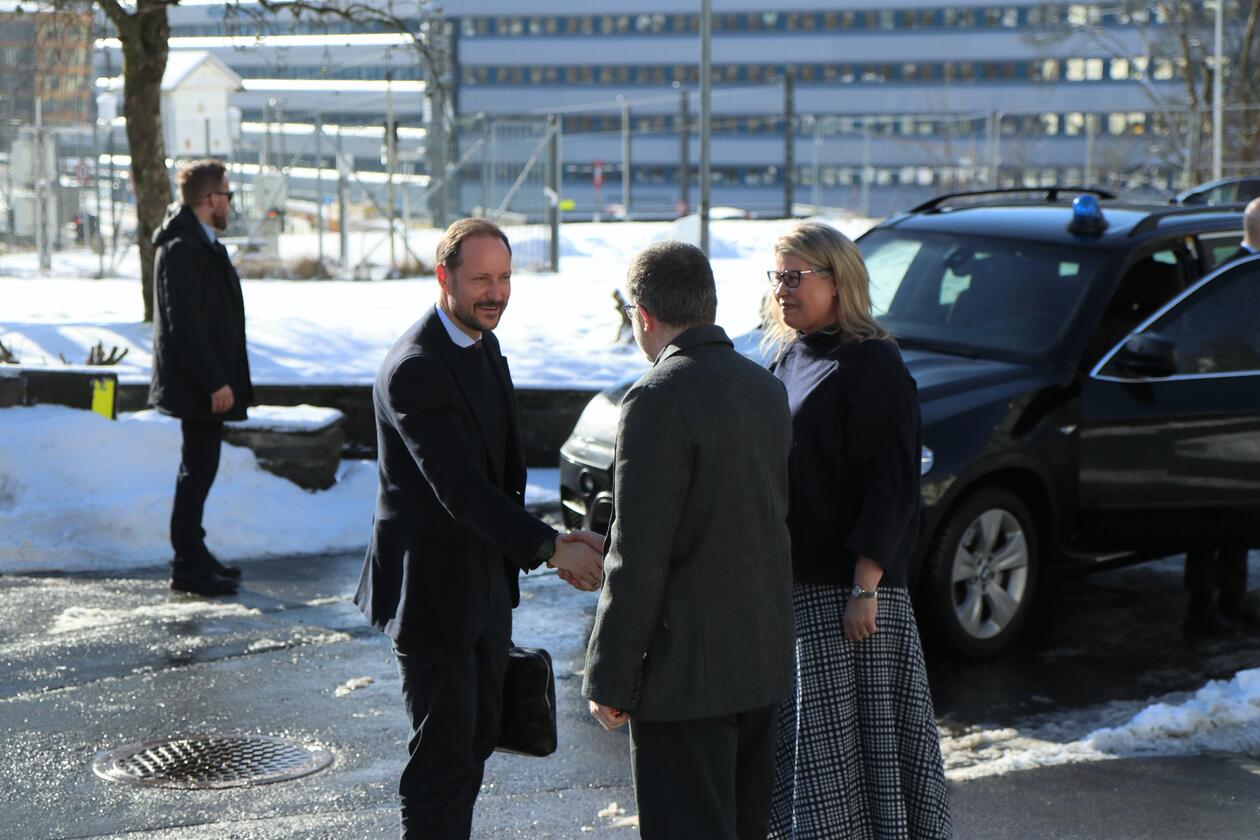 Kronprinsen ble ønsket velkommen av Kerim Nisancioglu, professor ved Institutt for geovitenskap og forskningsleder ved Bjerknessenteret og direktør ved Bjerknessenteret, Kikki Kleiven. Foto/ill.: Ole M. Kvamme, UiB