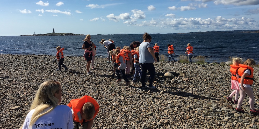 barnehage på rullesteinstrand på Merdø